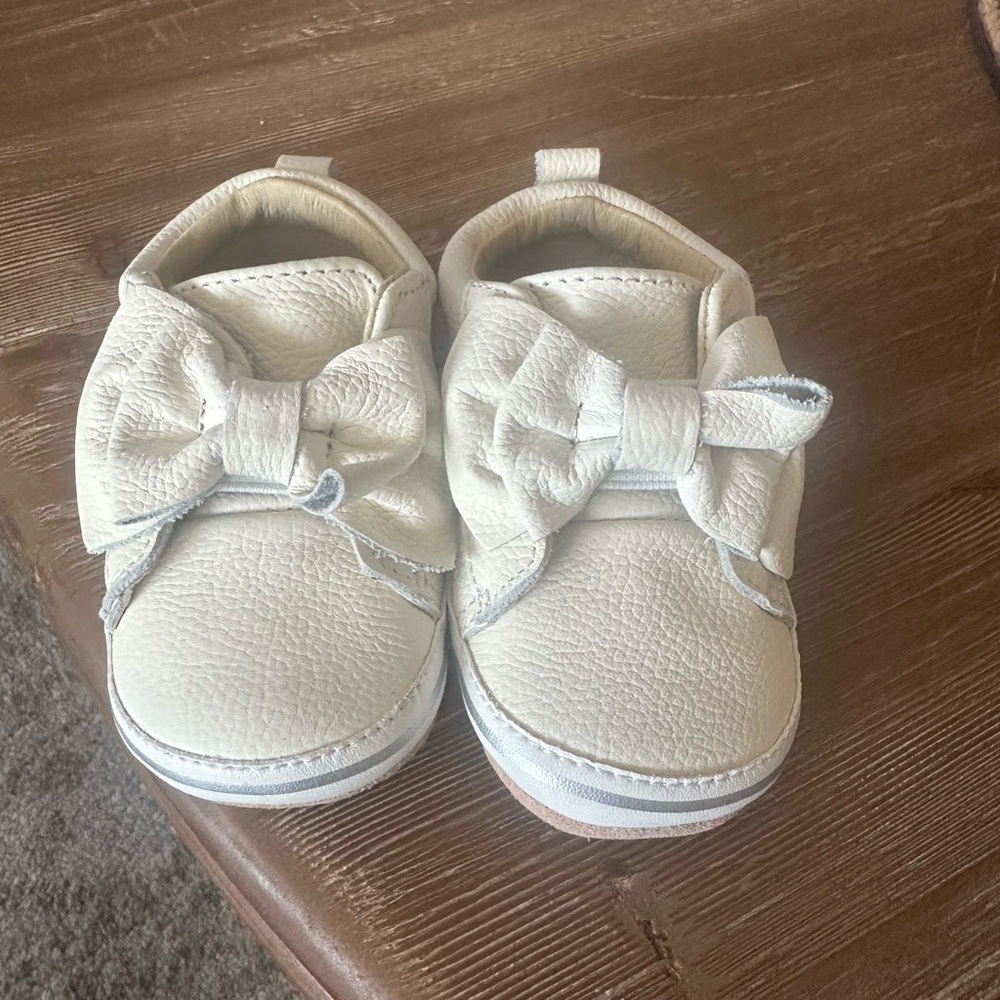 Robeez girls Cream Bow Shoes never worn
